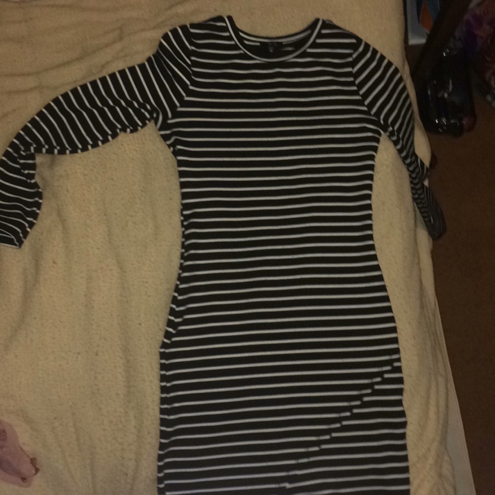 Black and White Long-sleeve tight fitted dress